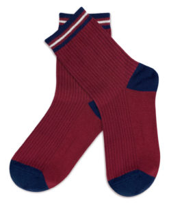 rote Socken mit blauen Fersen